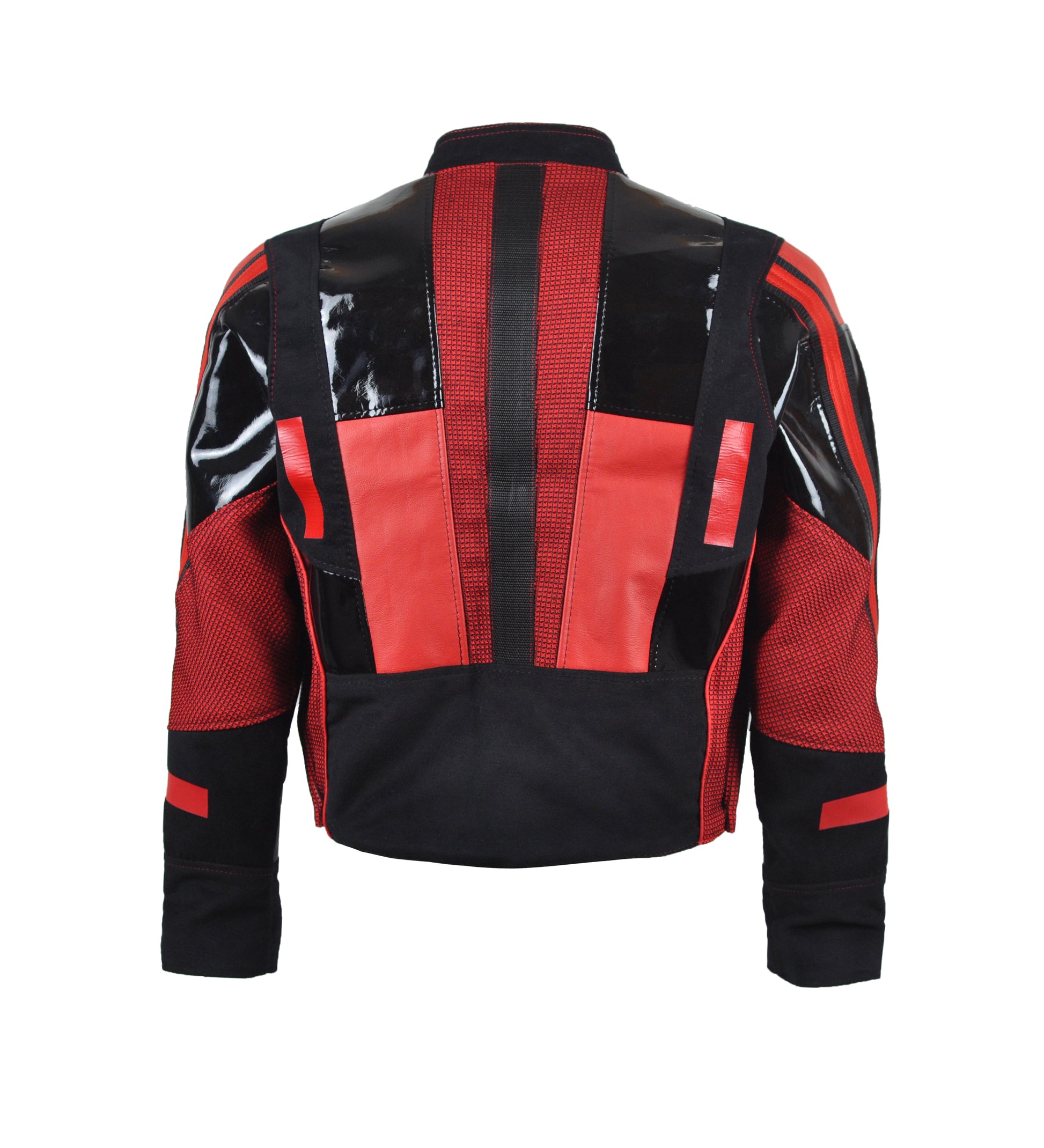 achterkant van zwart en rode jas met lak stukken, techno outfit