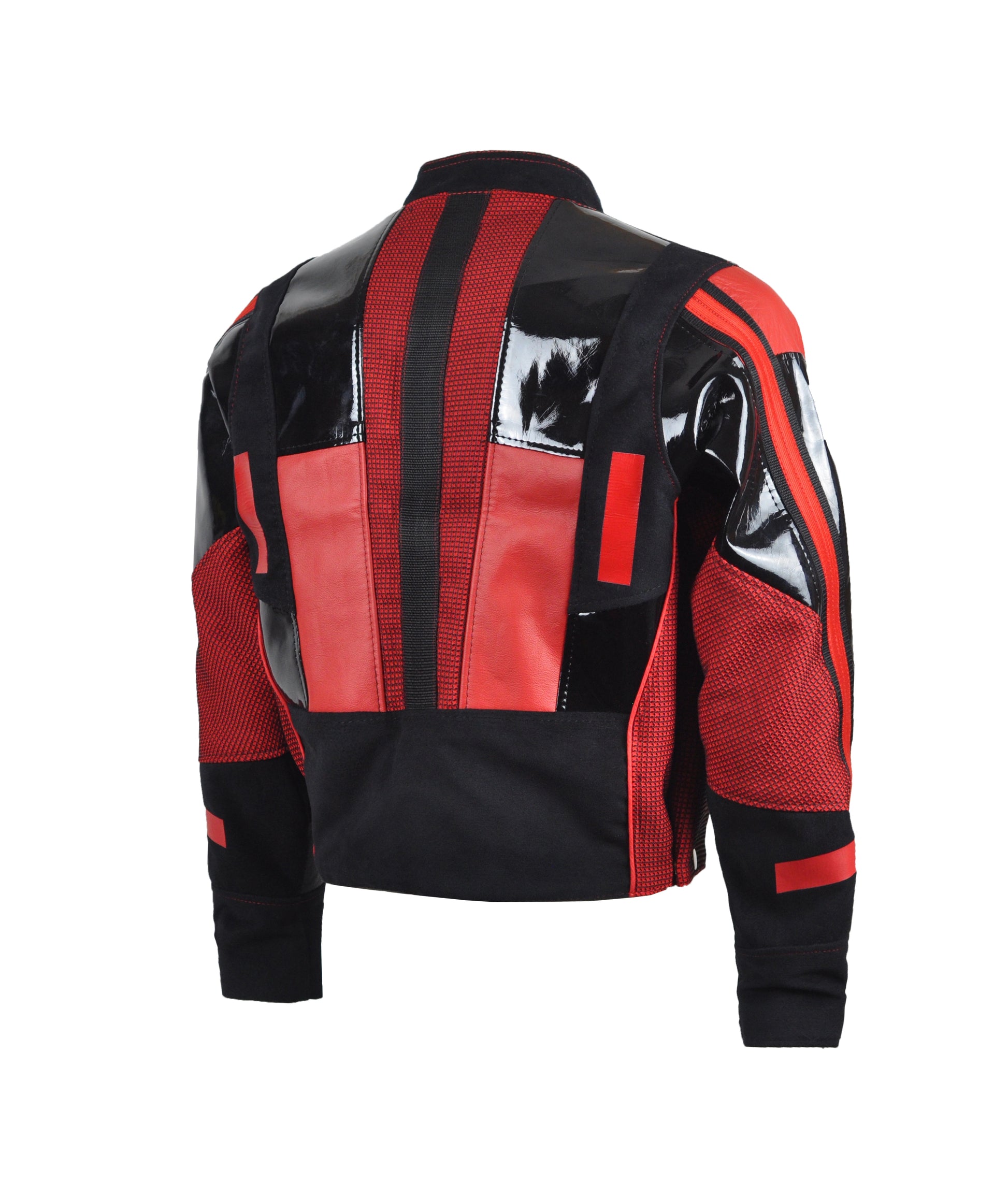 achterkant van zwart rode jas met lak stukken, techno outfit