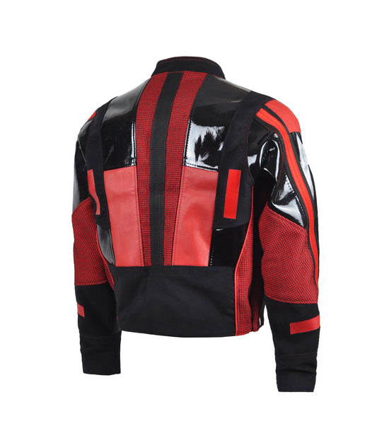 achterkant van zwart rode jas met lak stukken, techno outfit