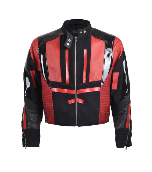 voorkant van zwart en rode jas, techno outfit