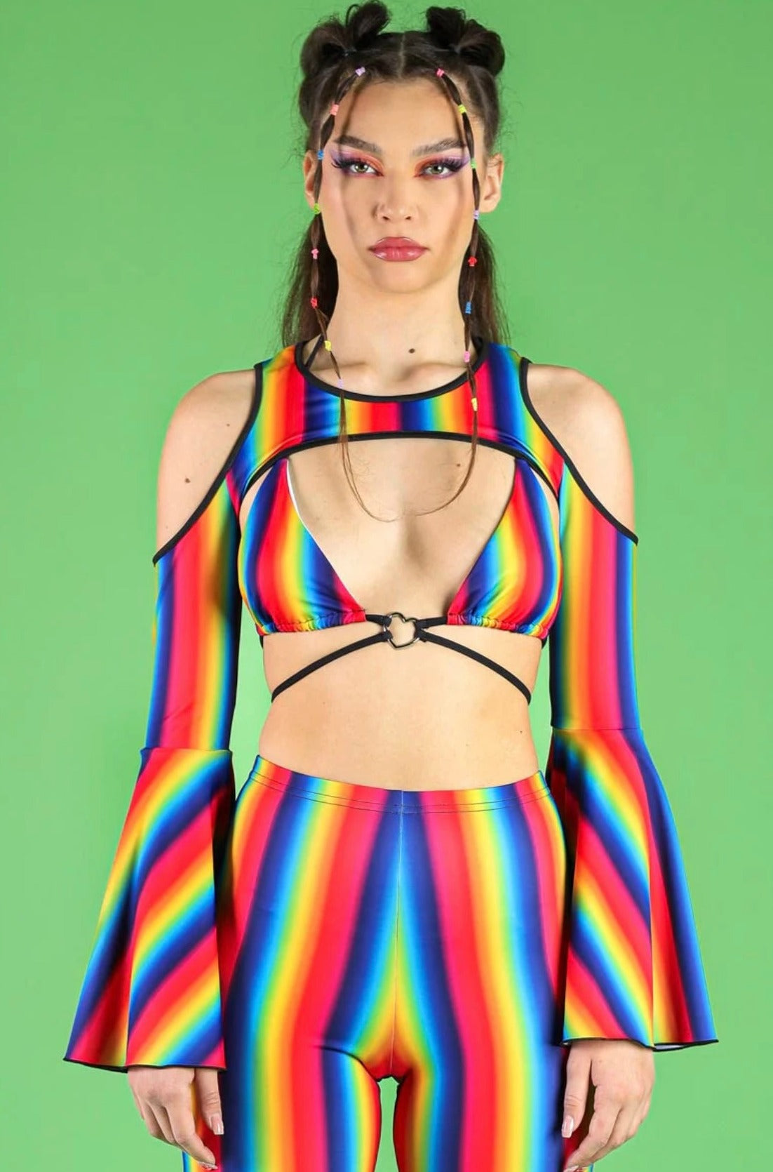 meisje met regenboog bikini top en shrug, milkshake festival outfit