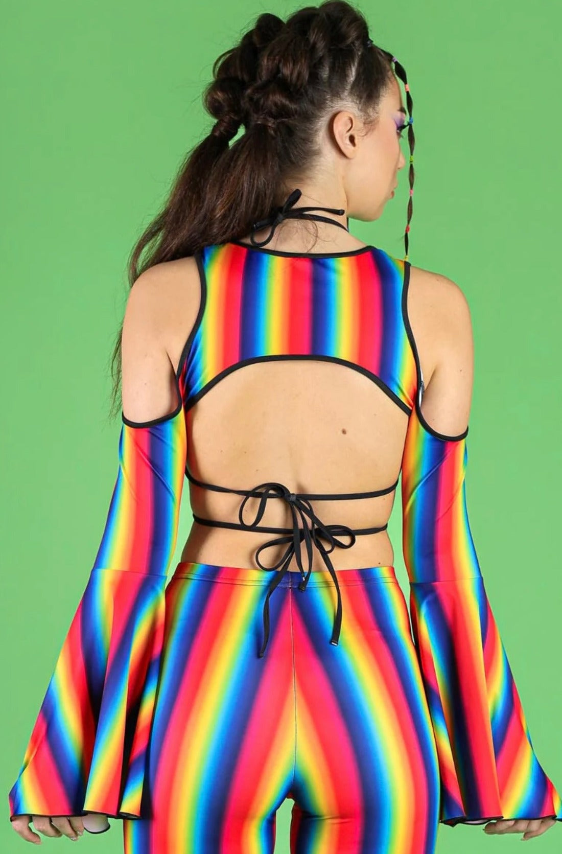 achterkant van meisje met regenboog bikini top en shrug, milkshake festival outfit