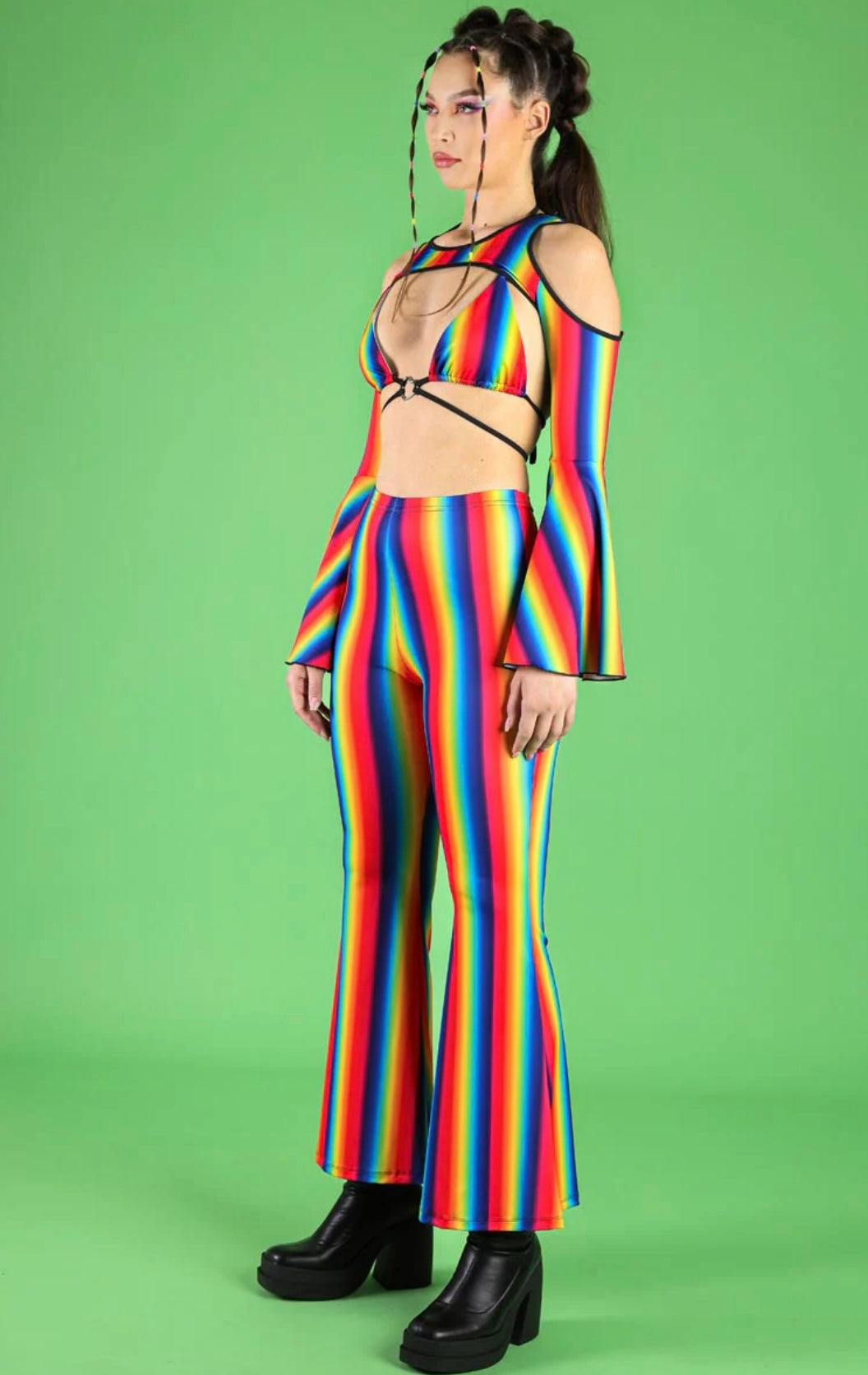 zijkant van meisje met regenboog bikini top en mouwen, milkshake festival outfit