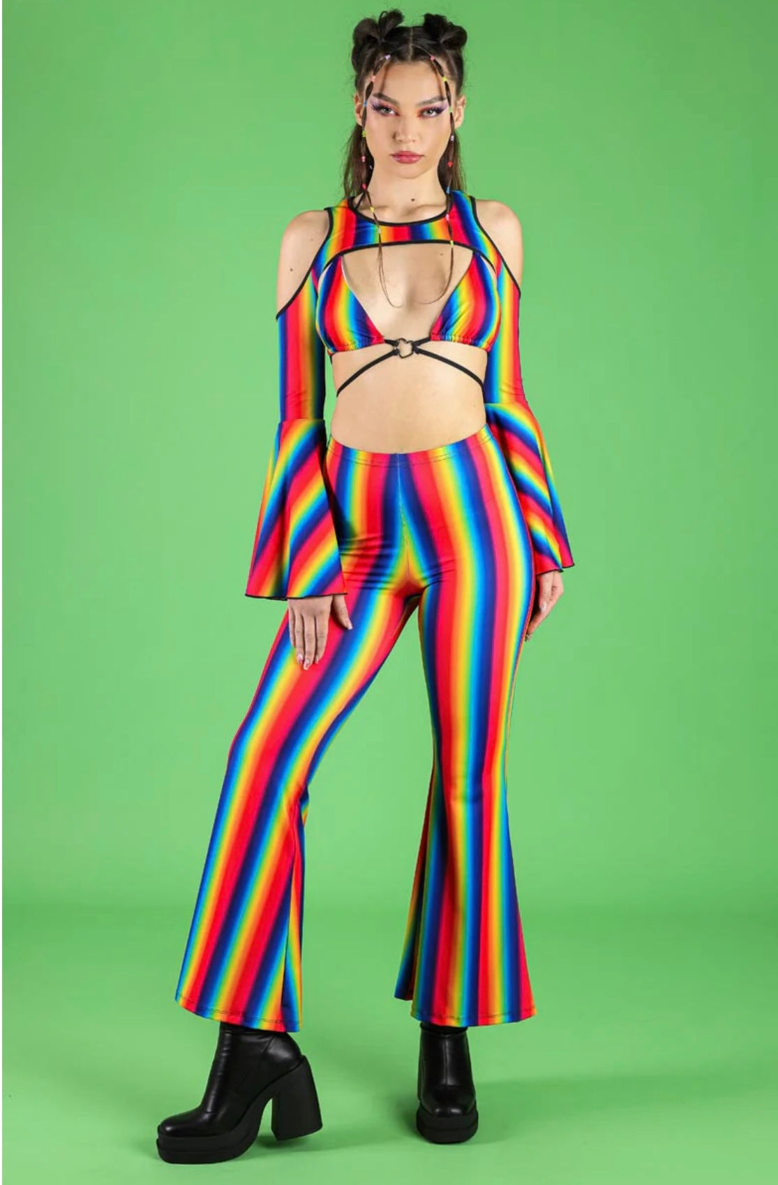 gehele outfit met regenboog bikini top en mouwen en broek, milkshake festival outfit