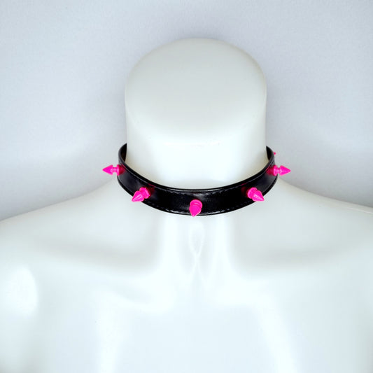 Jane Nevermore - Spike choker - Neon roze
