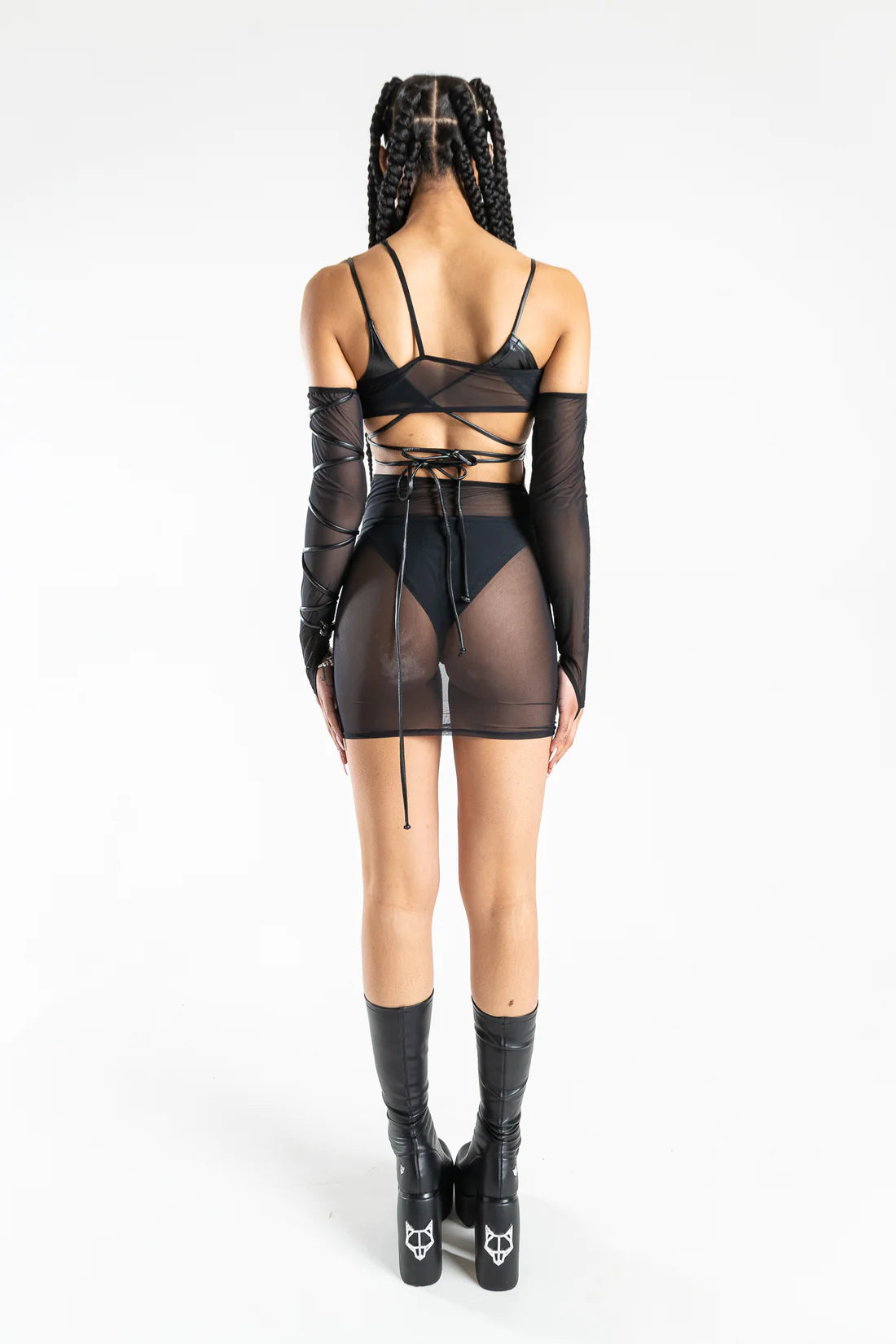 achterkant van zwart mesh jurkje, techno outfit