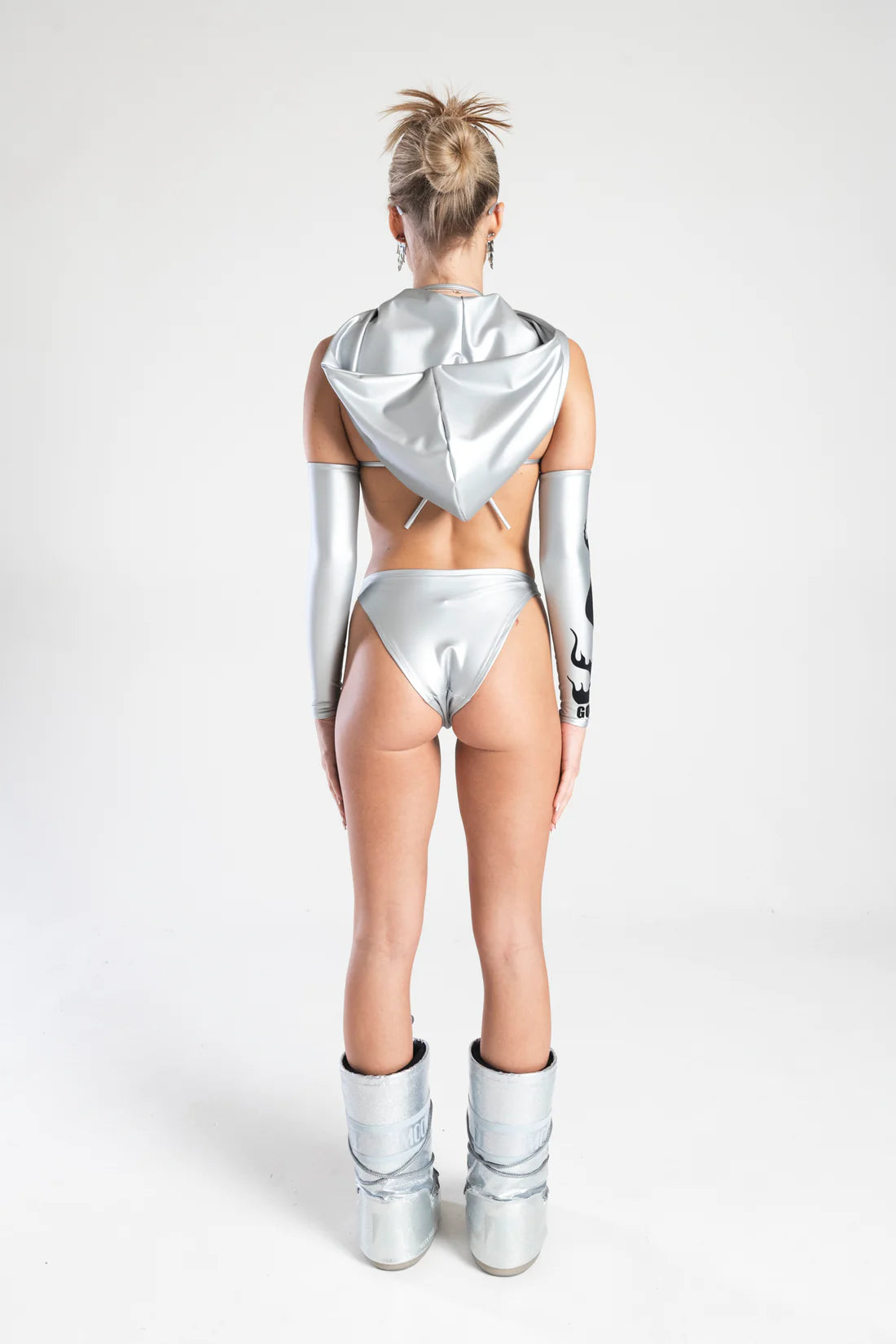 achterkant van zilveren pvc bodysuit met capuchon, techno outfit