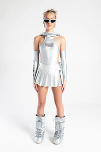 meisje met zilveren pvc outfit, techno outfit