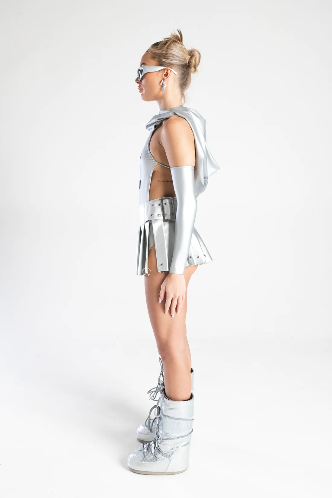 zijkant meisje met zilveren vinyl outfit, techno outfit