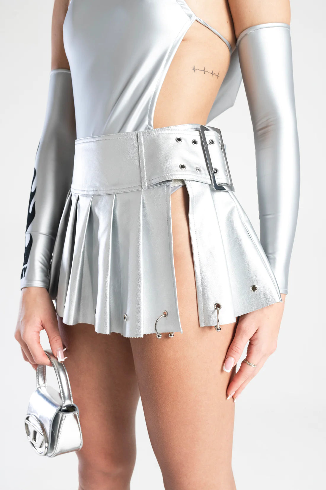 zilveren pvc rok, techno outfit