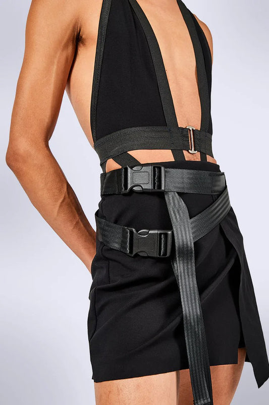 close up van zwarte uniseks rok met twee gespen van nakt, techno outfit