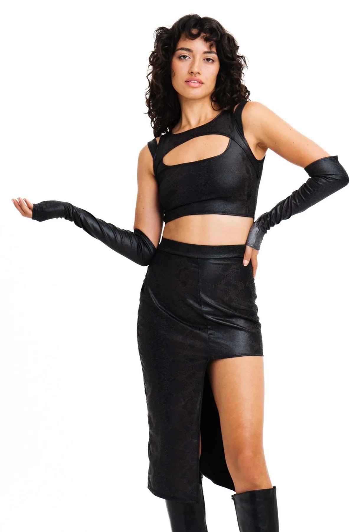 vrouw met a-symmetrische slangenprint rok, ravewear