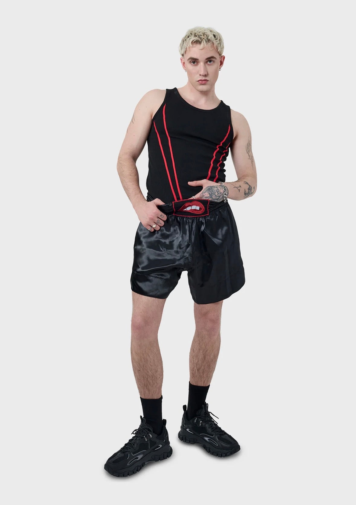 zwarte tank top met rode strepen