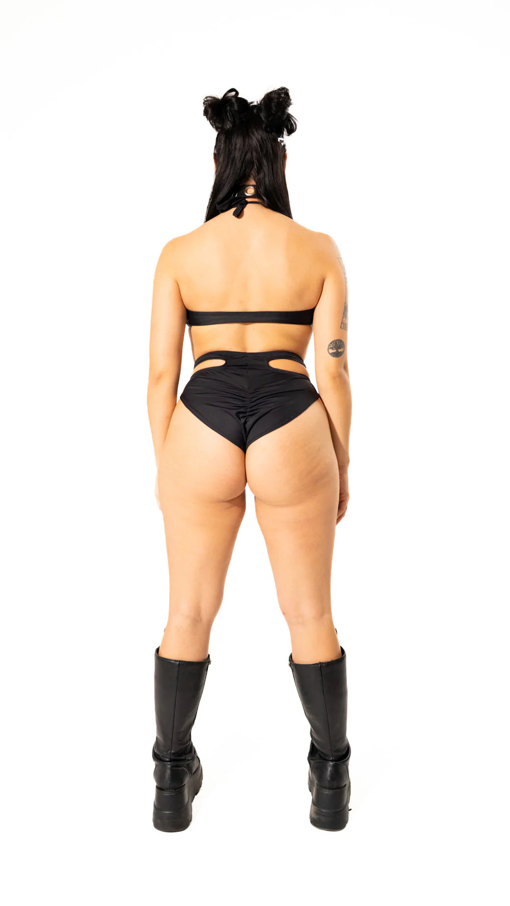 achterkant van vrouw met zwarte rave outfit 