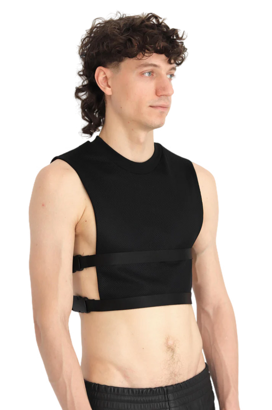 man met een zwarte crop top met buckles, ravewear