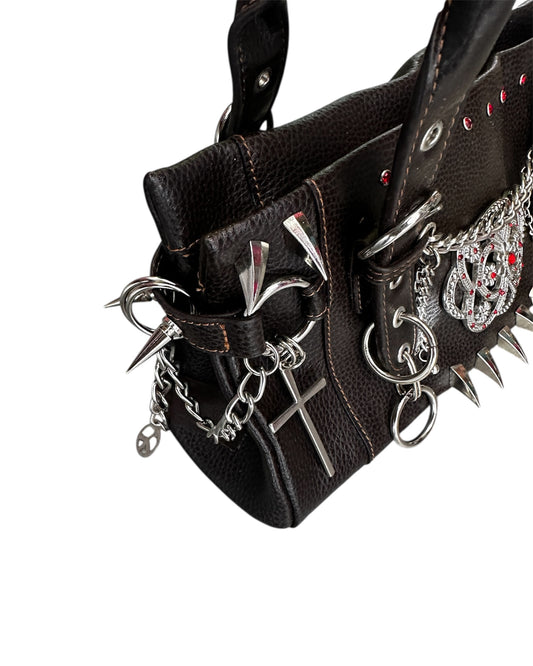 zijkant van bruine leren upcyled spike tas 