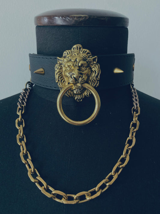 zwarte vegan leren choker met gouden leeuwenkop, spikes en chain