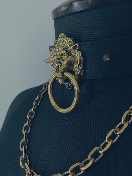 zwarte vegan leren choker met gouden leeuwenkop, spikes en chain
