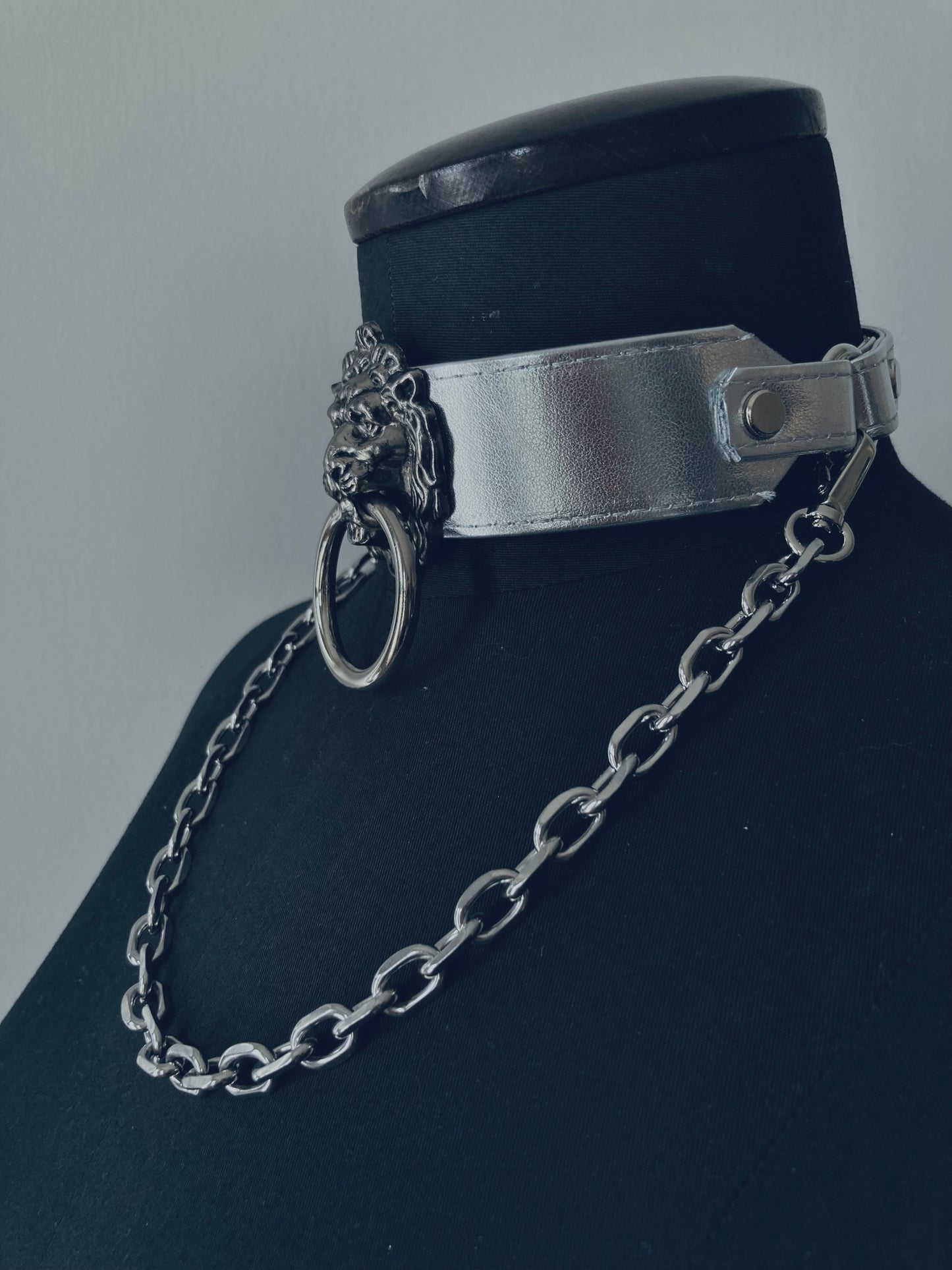 House of Marmol - Choker met zilveren leeuwenkop en chain - Zilver, vegan leer en metaal