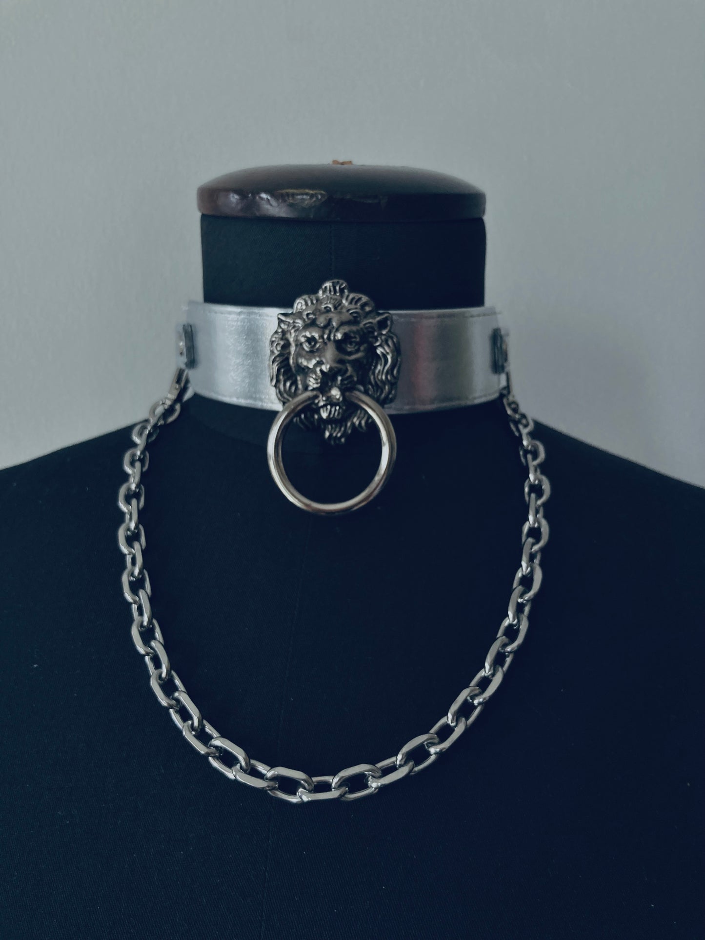 House of Marmol - Choker met zilveren leeuwenkop en chain - Zilver, vegan leer en metaal