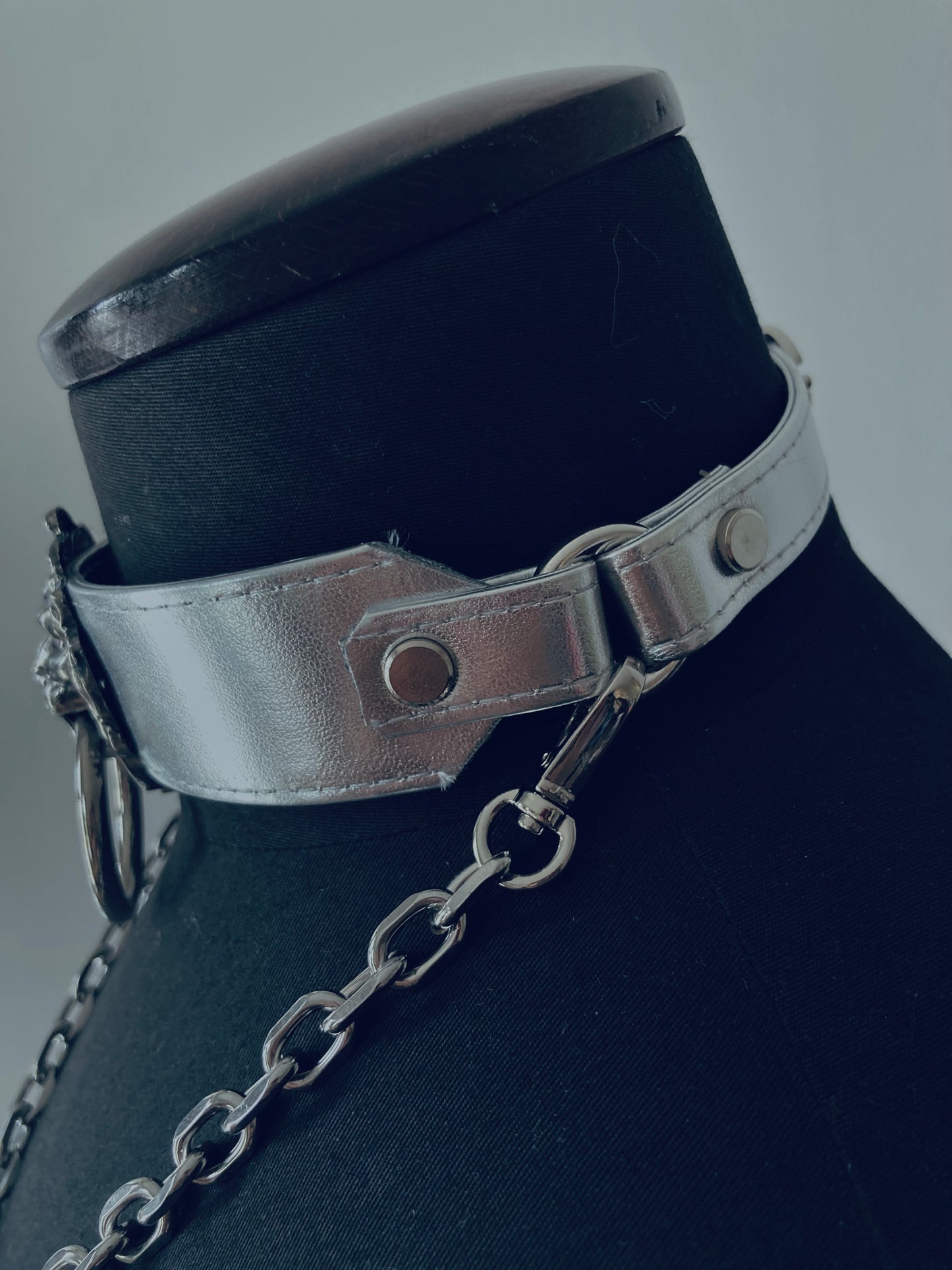 House of Marmol - Choker met zilveren leeuwenkop en chain - Zilver, vegan leer en metaal