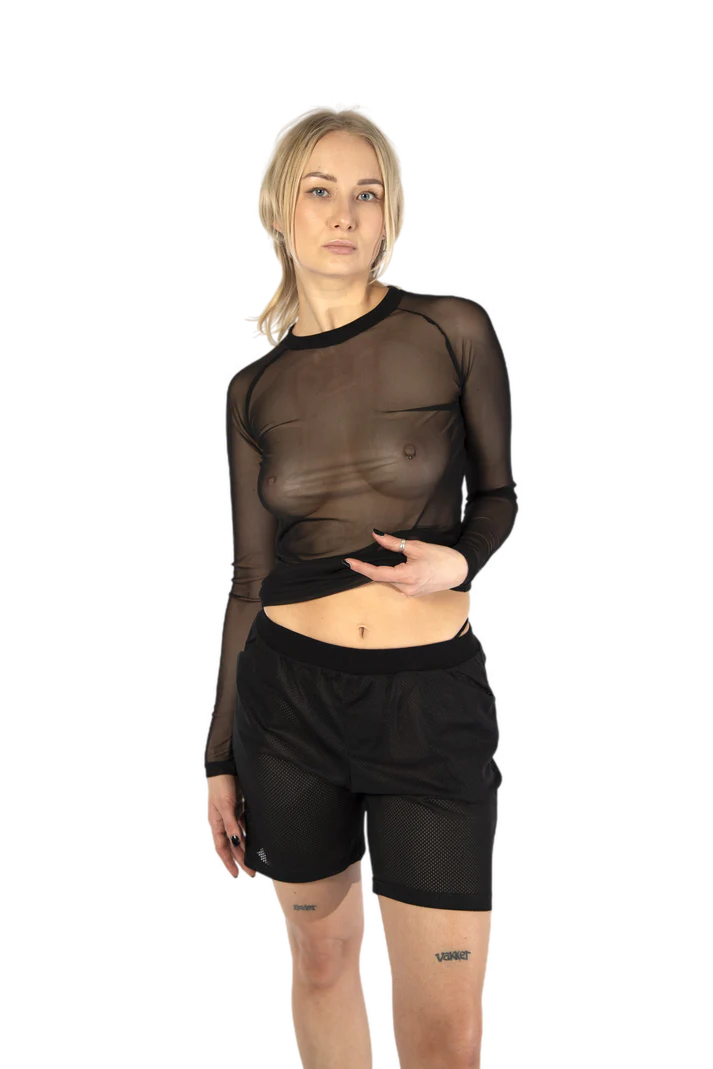 vrouw met zwarte mesh longsleeve van obectra, techno outfit