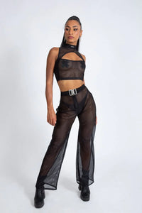 vrouw met fishnet top, techno outfit
