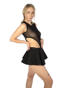 vrouw met zwarte korte rok van obectra, techno outfit