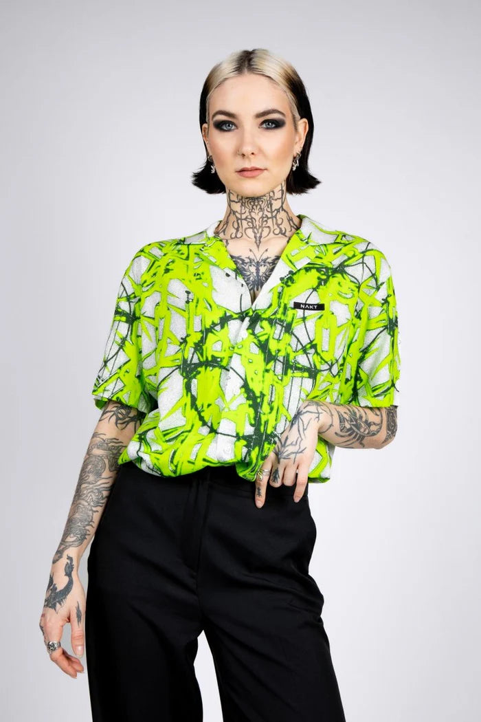 vrouw met tattoos en witte blouse met neon groene illustratie, techno outfit