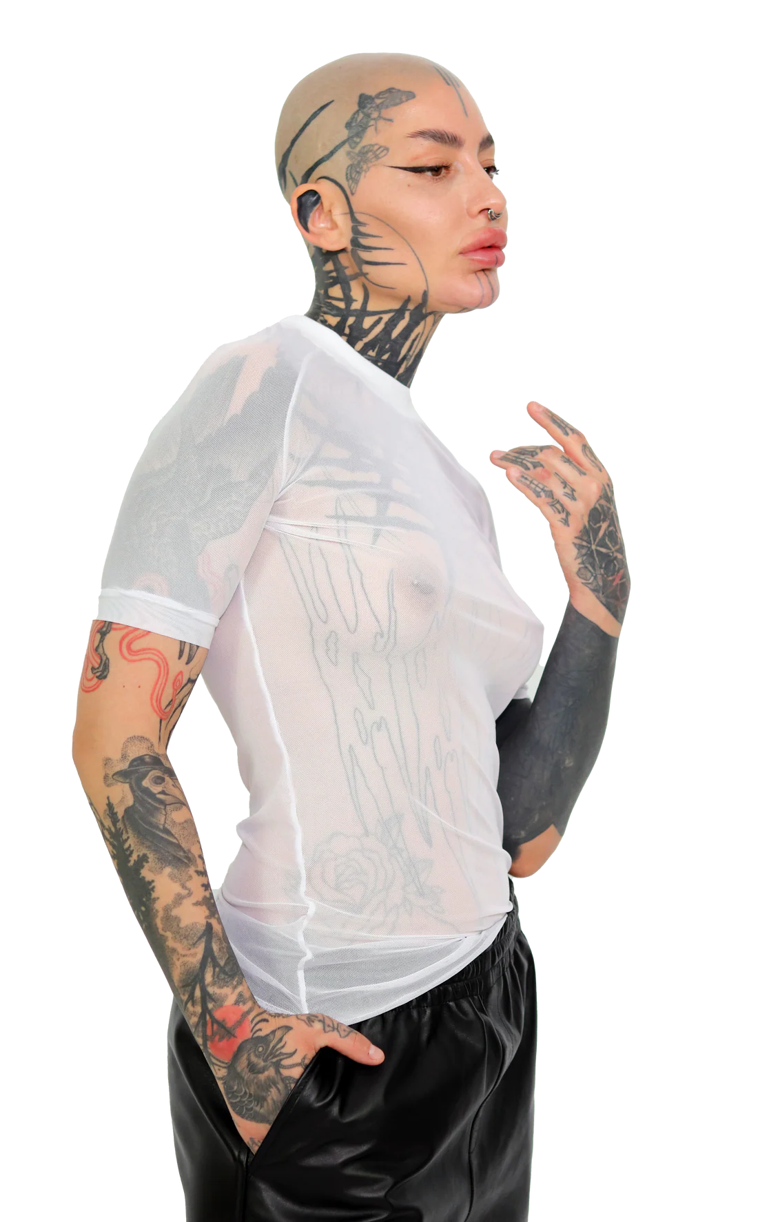vrouw met witte mesh t shirt