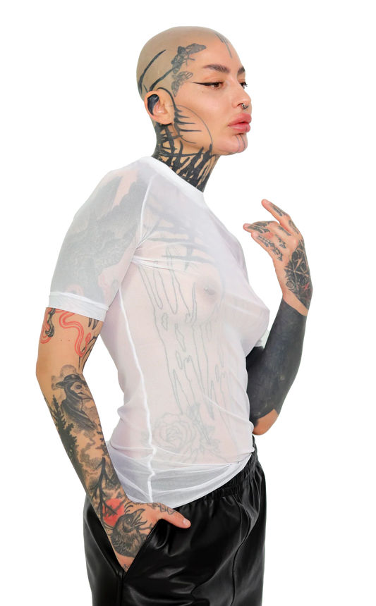 vrouw met witte mesh t shirt