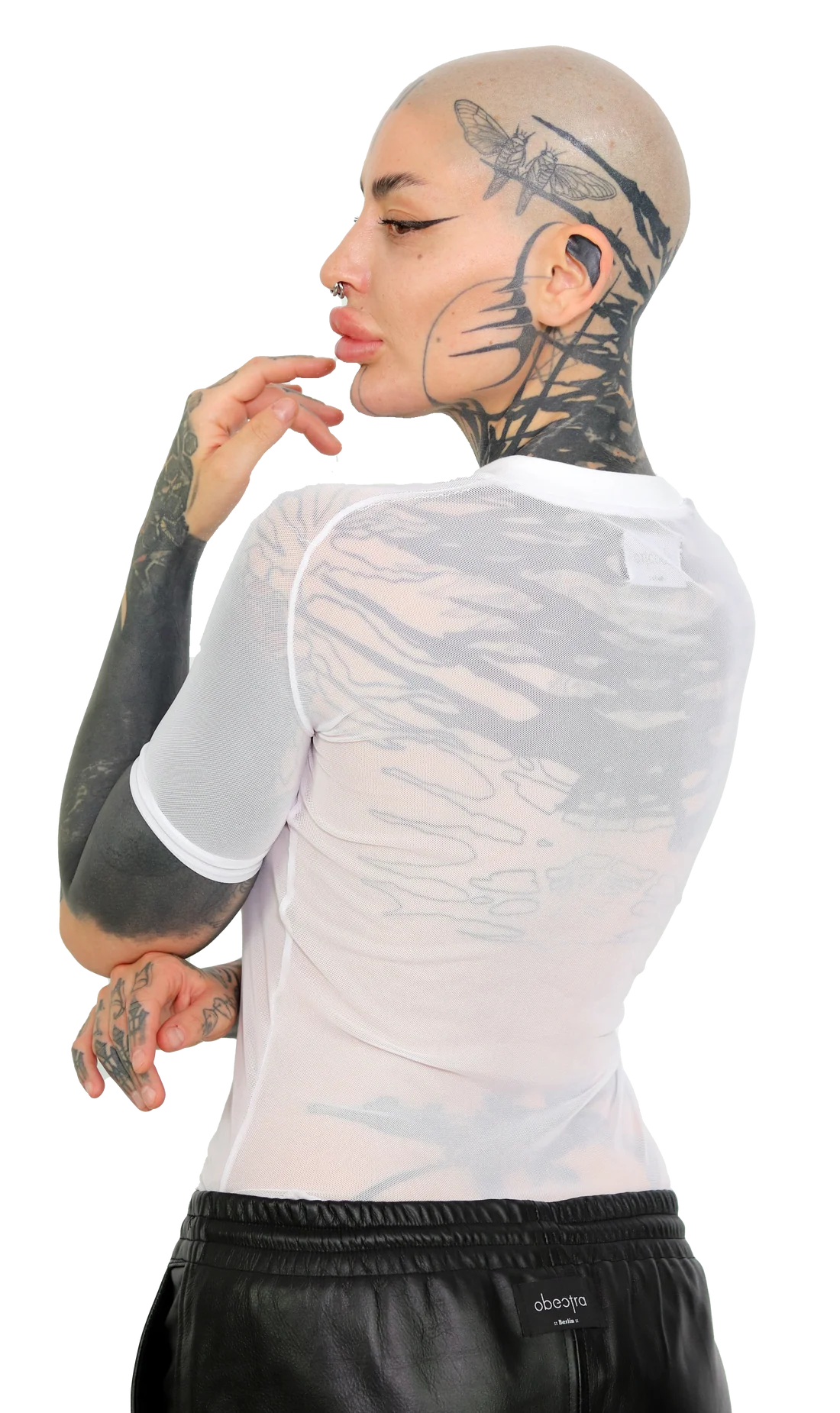 vrouw met witte mesh t shirt