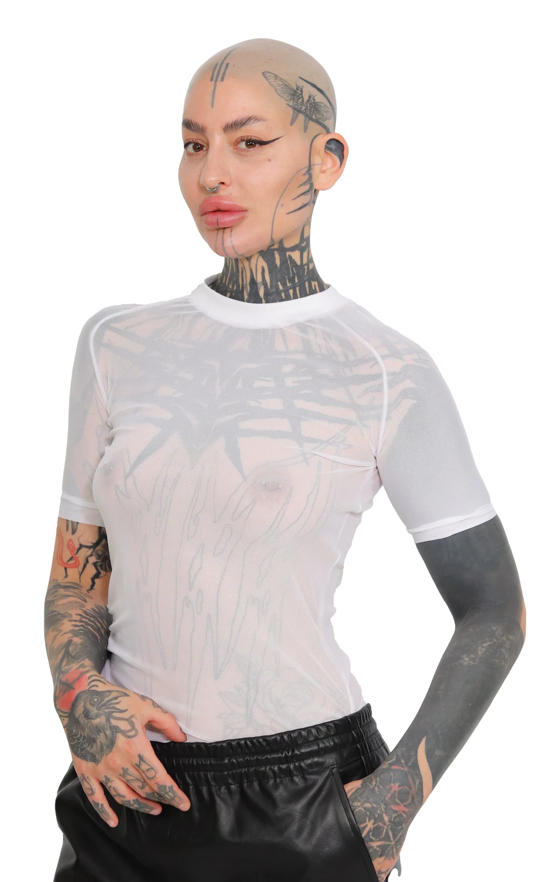 vrouw met witte mesh t shirt