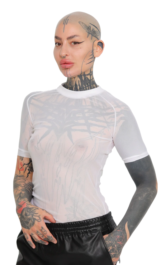 vrouw met witte mesh t shirt