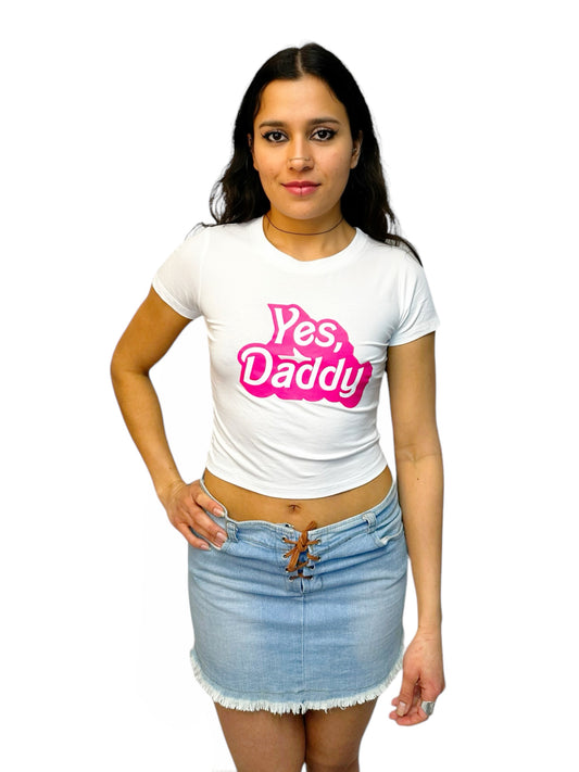 meisje met wit yes daddy shirt, ravewear