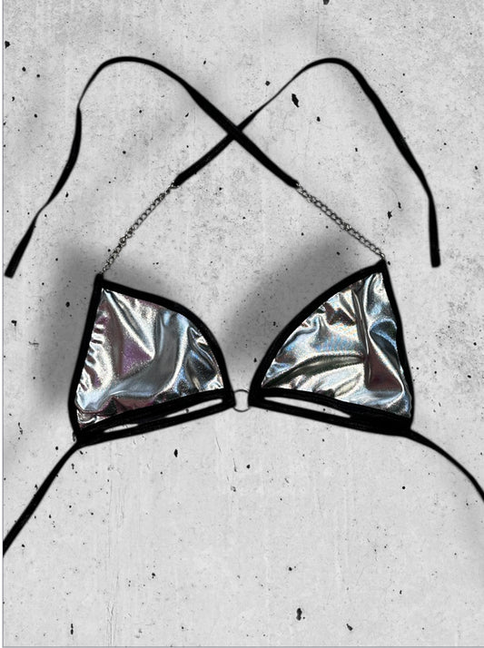 zilveren bikini top met underboob en chains