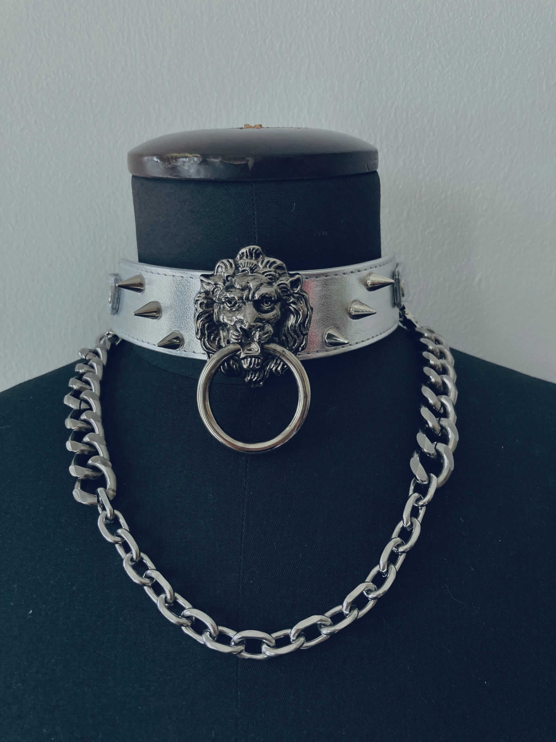 zilveren choker met zilveren spikes, leeuwenkop en ketting