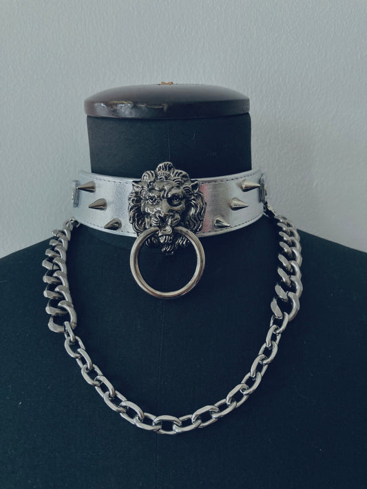 zilveren choker met zilveren spikes, leeuwenkop en ketting