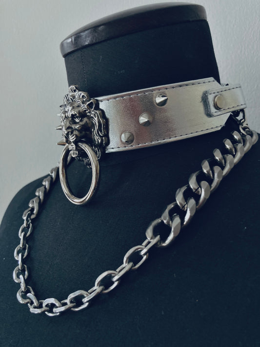 zilveren choker met zilveren spikes, leeuwenkop en ketting