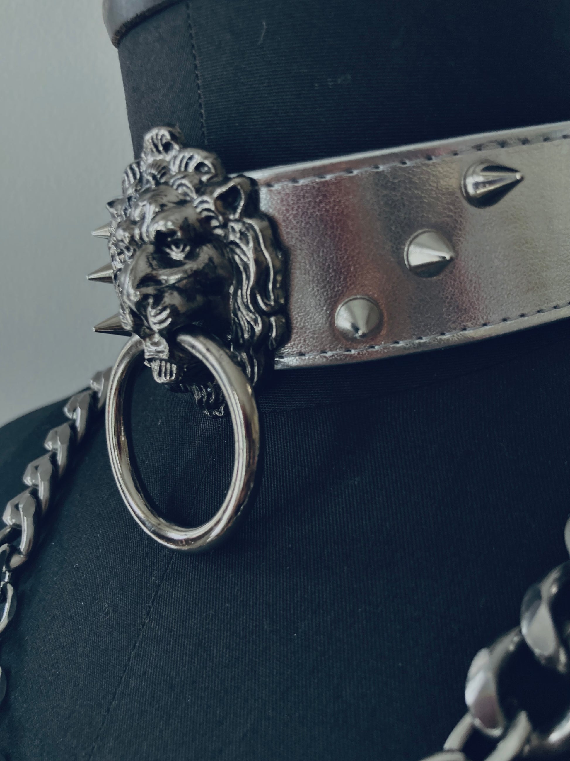 zilveren choker met zilveren spikes, leeuwenkop en ketting