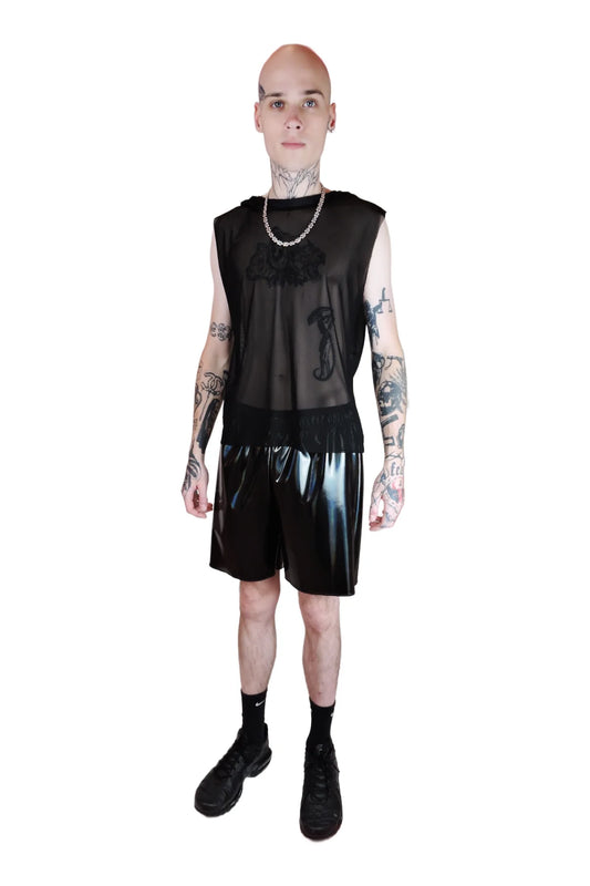 kale jongen met zwarte fishnet shirt en zwarte oil shorts