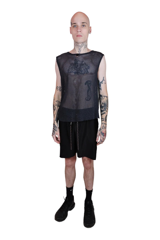 kale jongen met fishnet shirts en zwarte rave pants met chains