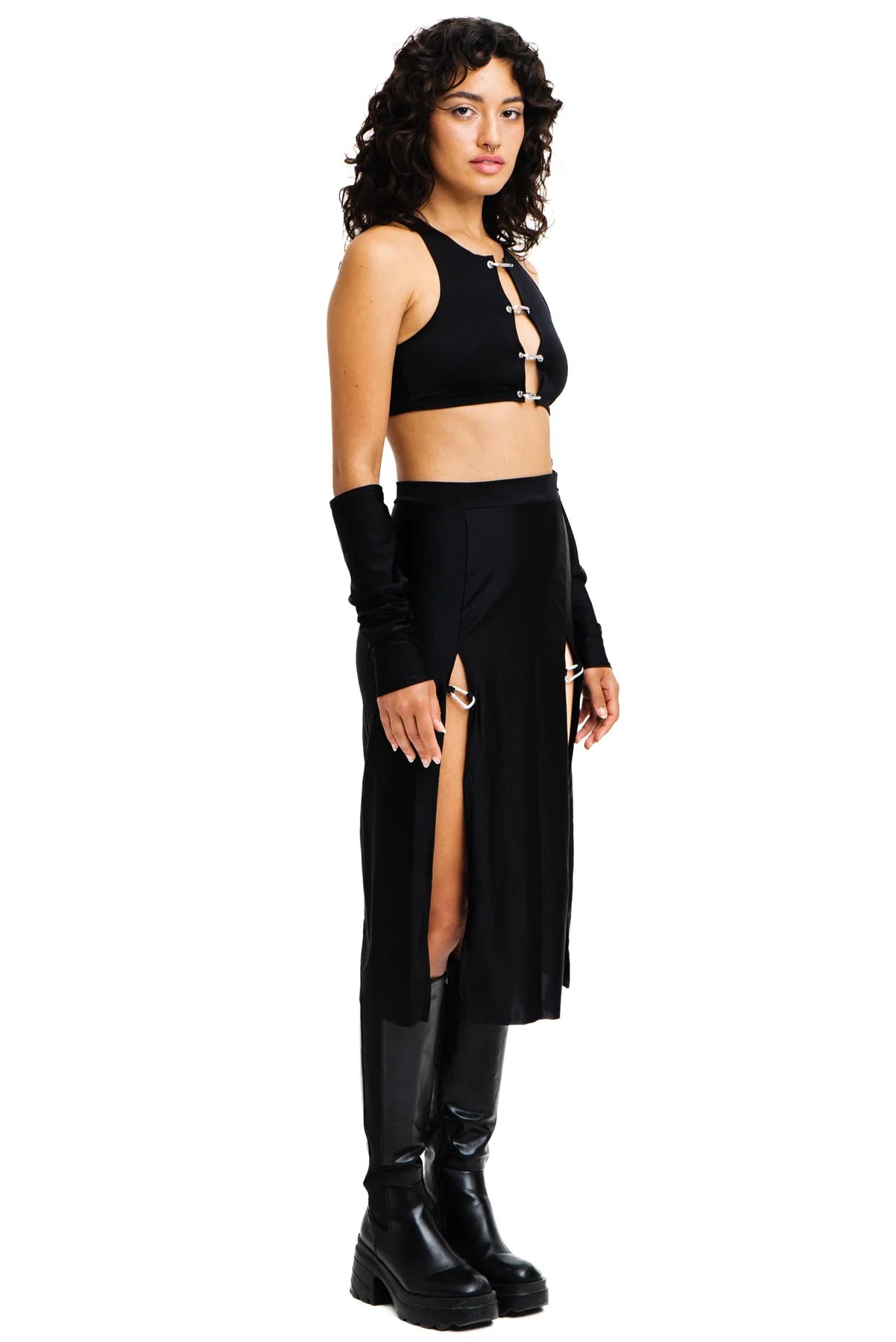 zijkant van zwarte rok met karabijnen, ravewear