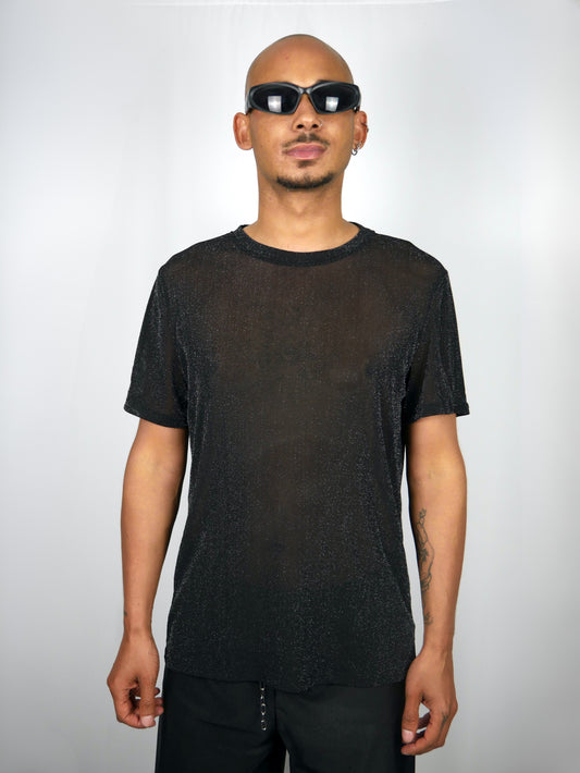 jongen met semi transparant zwart glitter shirt