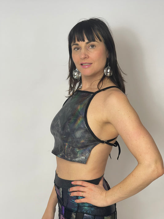 holografische top, holographic top, festival top, milkshake top, festival look, festival outfit, top met blote rug, party top, rave top, ravewear, unisex top