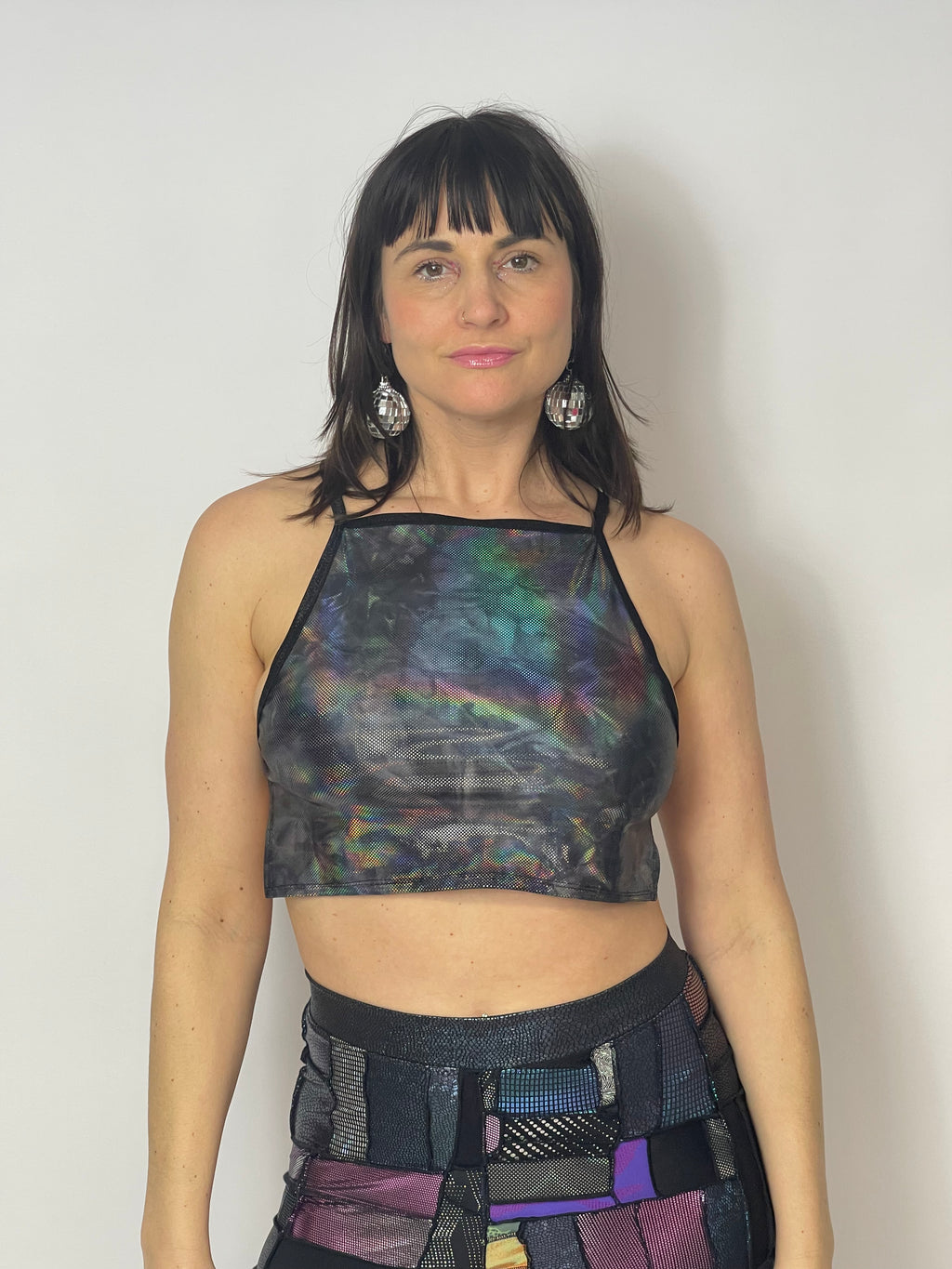 holografische top, holographic top, festival top, milkshake top, festival look, festival outfit, top met blote rug, party top, rave top