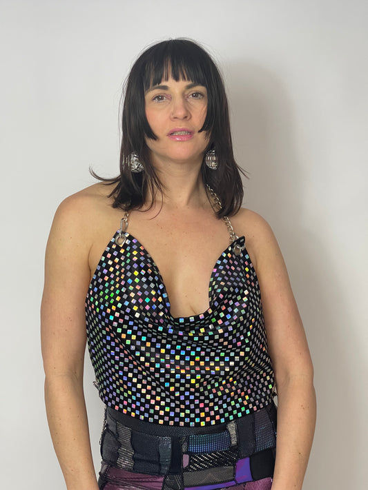 waterval top, holografische top met kettingen, top met kettingen, top met sexy achterkant, holografische top, top met chains, festival top, holografische festival top, milkshake festival outfit